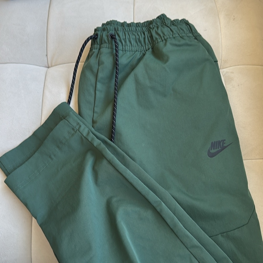 Green Nike windbreaker’s